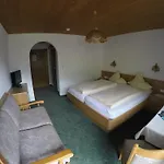 Gaestehaus Alpenland Casa de hóspedes Tux